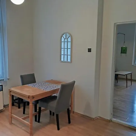 Beautiful Flat Close To The Center شقة *